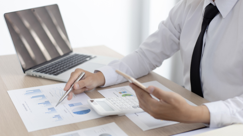 Teciomar Ábila ensina estratégias para diversificar suas finanças mantendo o foco nos objetivos financeiros.