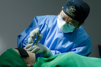 Milton Seigi Hayashi observa que novas tecnologias elevam resultados e reduzem riscos na cirurgia estética.