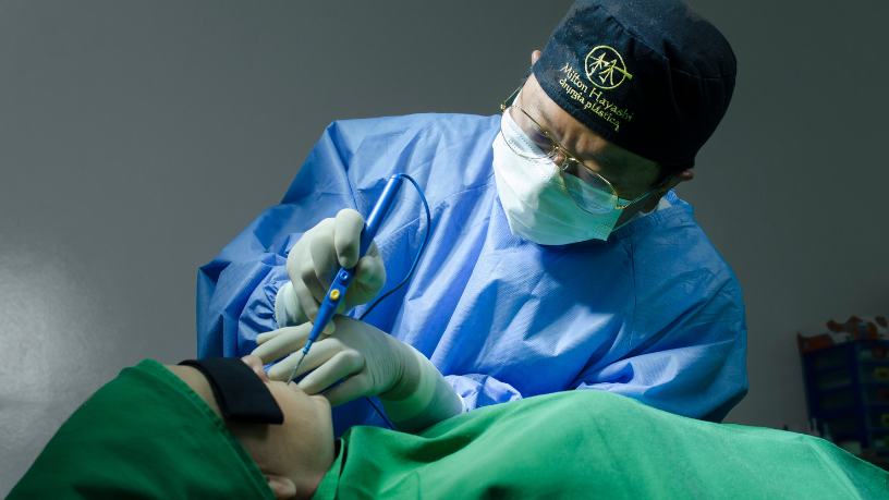 Milton Seigi Hayashi observa que novas tecnologias elevam resultados e reduzem riscos na cirurgia estética.