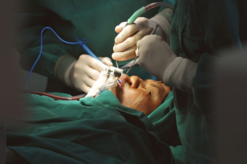 Equipe médica realiza uma cirurgia facial delicada em ambiente hospitalar, com instrumentos cirúrgicos de precisão.