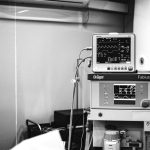 Estação de trabalho para anestesia em um ambiente hospitalar.