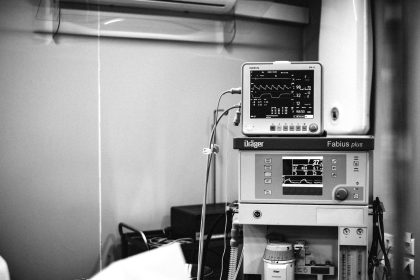 Estação de trabalho para anestesia em um ambiente hospitalar.