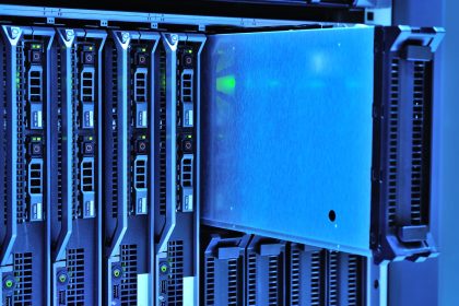 Rack de servidores com luzes acesas em um ambiente de data center.